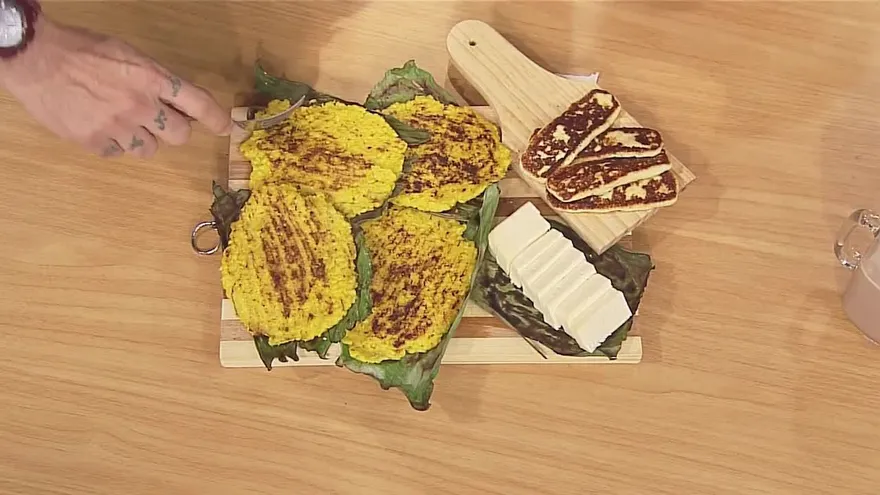 Emilio Regueira y Juan se destacan al preparar una tortilla changa