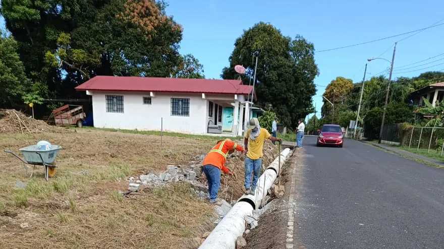 El personal del MOP se encarga de realizar los operativo de verificación de las servidumbres viales en la provincia de Veraguas.