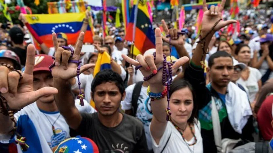 La oposición venezolana marcha y ora por la paz