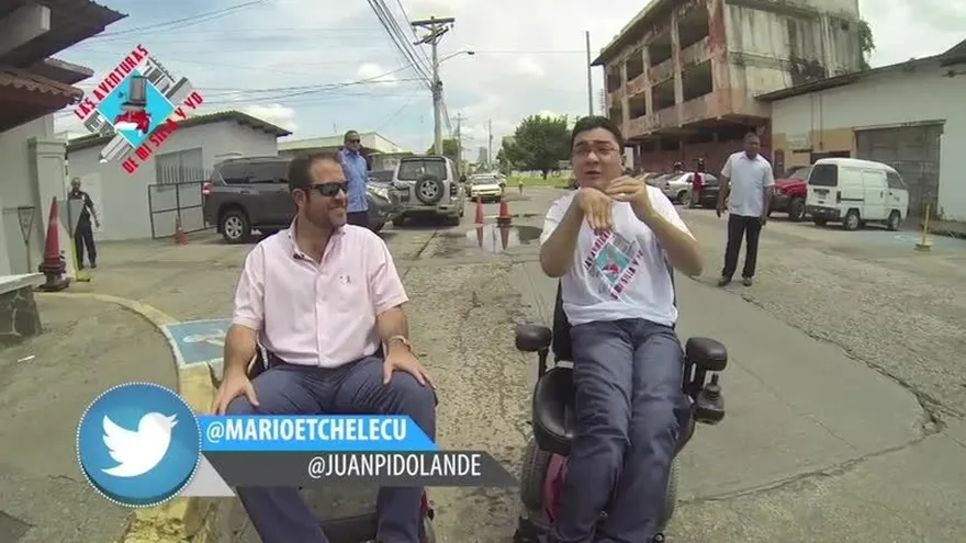 Ministro de Vivienda se aventura con Juanpi en silla de ruedas