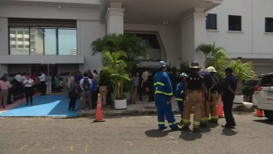 Explosión en edificio del MEF provoca evacuación preventiva en Vía España.