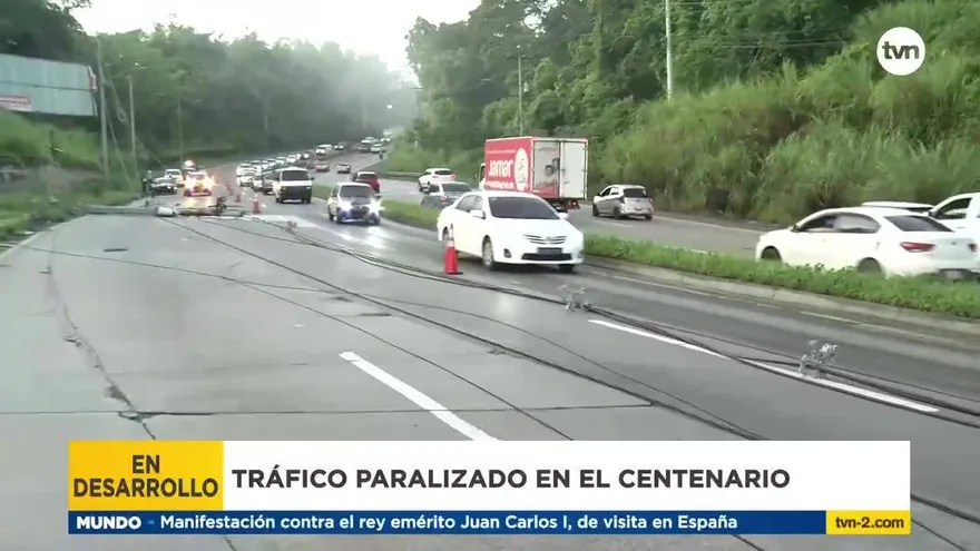 Vehículo derriba postes de luz eléctrica en vía Centenario