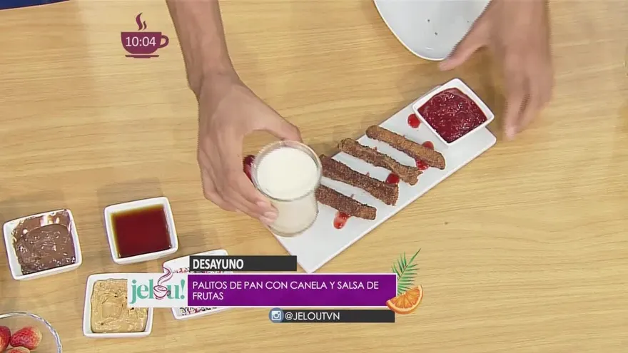 Receta fácil, dulce y divertida: Palitos de pan con canela y salsa de frutas