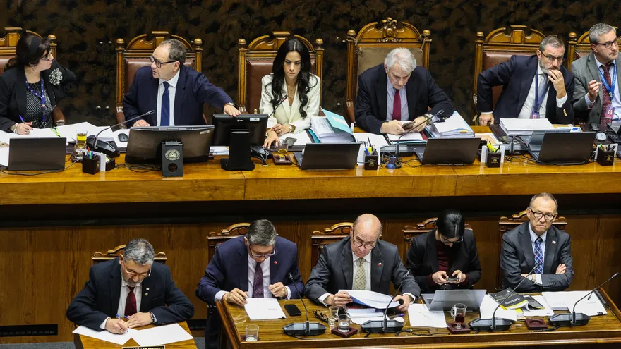 El Senado de Chile debate un amplio proyecto de ley de reforma respaldado por el gobierno en el Congreso Nacional en Valparaíso