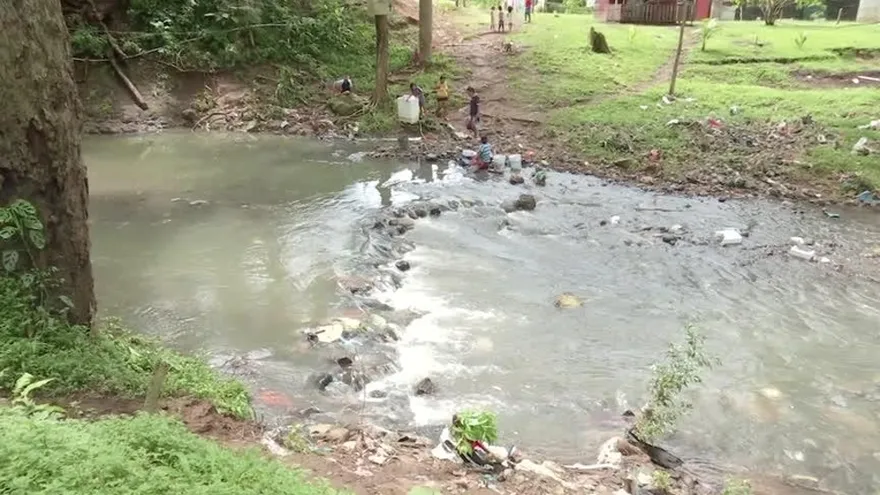 Niño sobrevive al ser arrastrado por un río