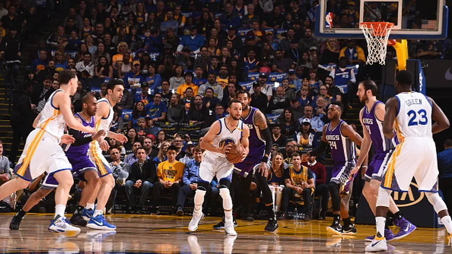 Acción del partido entre los Kings y los Warriors