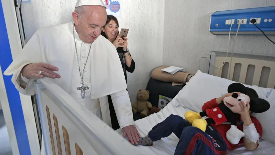 Fotografía cedida por el diario vaticano, "L'Osservatore Romano", que muestra al papa Francisco, mientras lleva regalos a los pacientes del hospital pediátrico Bambino Gesu en Roma (Italia) hoy, 5 de enero del 2018