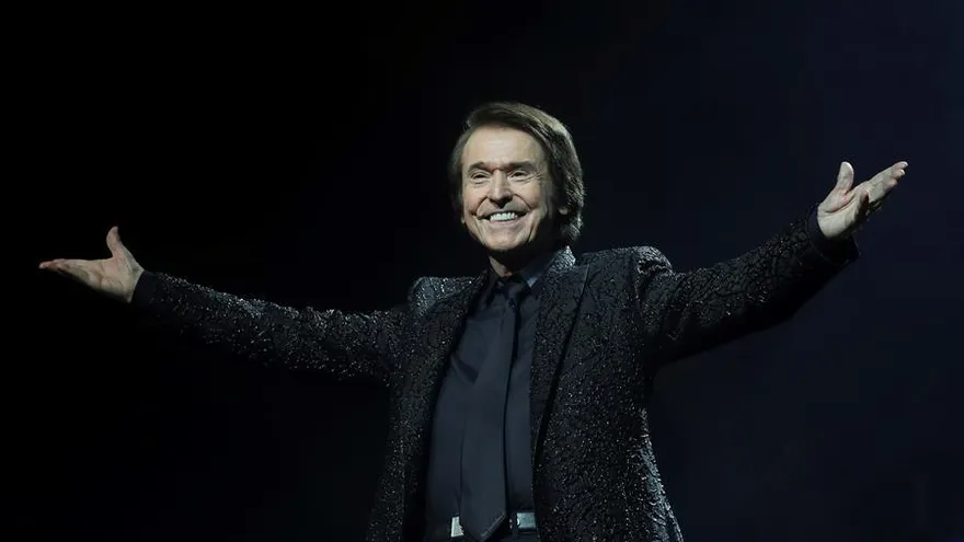 El cantante Raphael, durante el concierto para celebrar 60 años de carrera, esta noche en el Wizink Center de Madrid, que será el concierto más multitudinario del país desde que estalló la pandemia de covid-19.