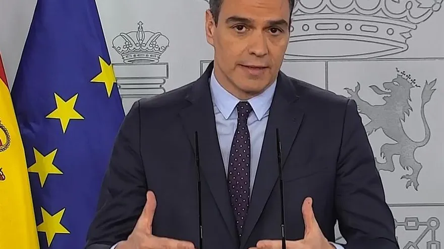 Captura de la señal de video institucional de la Moncloa, del presidente del Gobierno, Pedro Sánchez, durante su comparecencia en rueda de prensa telemática este sábado en el Palacio de la Moncloa.
