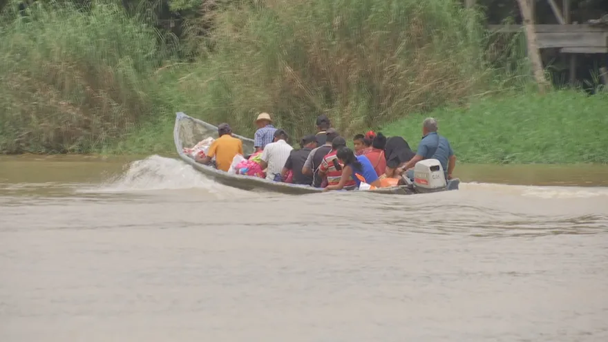 Personas navegando en un bote en el río Indio