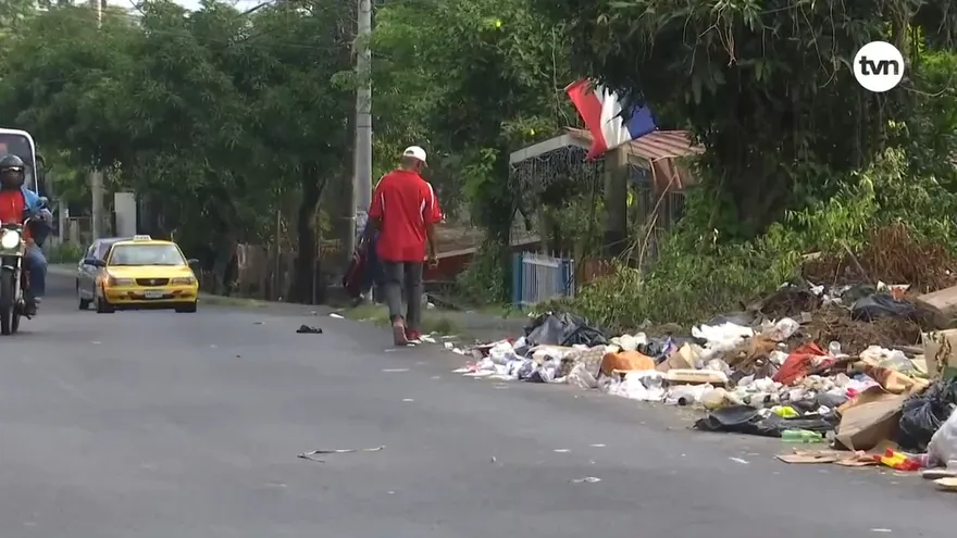 Basura se traga aceras en San Isidro