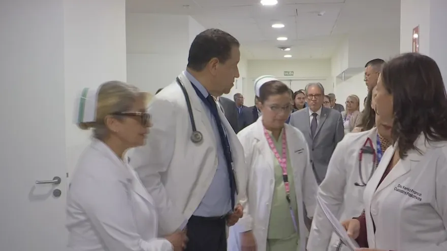 El ministro de Salud, Fernando Boyd hace un recorrido por la sala de Cuidados Paliativos.
