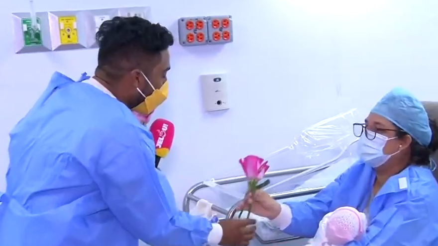 Chollykid regaló una rosa a las madres del hospital Irma Tzanetatos