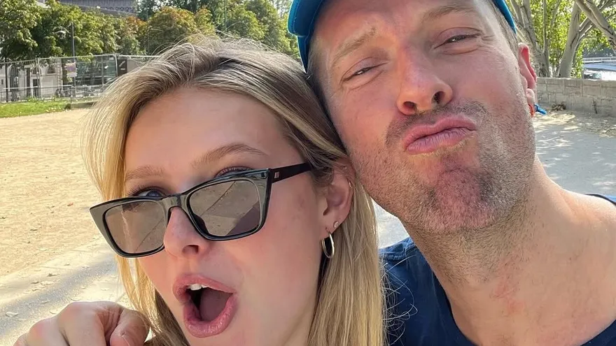 Chris Martin y Gwyneth Paltrow presencian el debut musical de su hija con la canción 'Satellite'