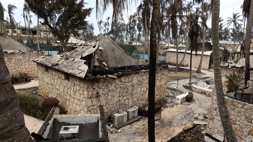 Estructuras dañadas y los escombros en las instalaciones del hotel Viva Dominicus Beach tras un incendio en Bayahibe, provincia de La Altagracia, República Dominicana