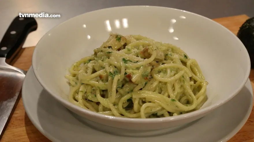 Espagueti con pollo y crema de pesto