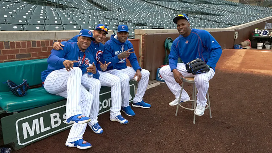 Jorge Soler (d)  y Aroldis Chapman (con la pelota en mano) junto a Pedro Strop y Héctor Rondón
