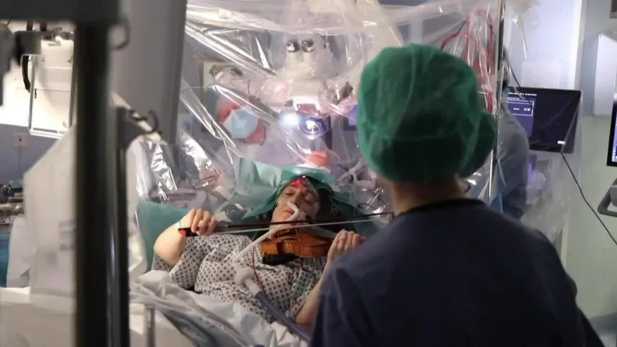 Para salvar sus manos, una violonista toca durante su operación de cerebro