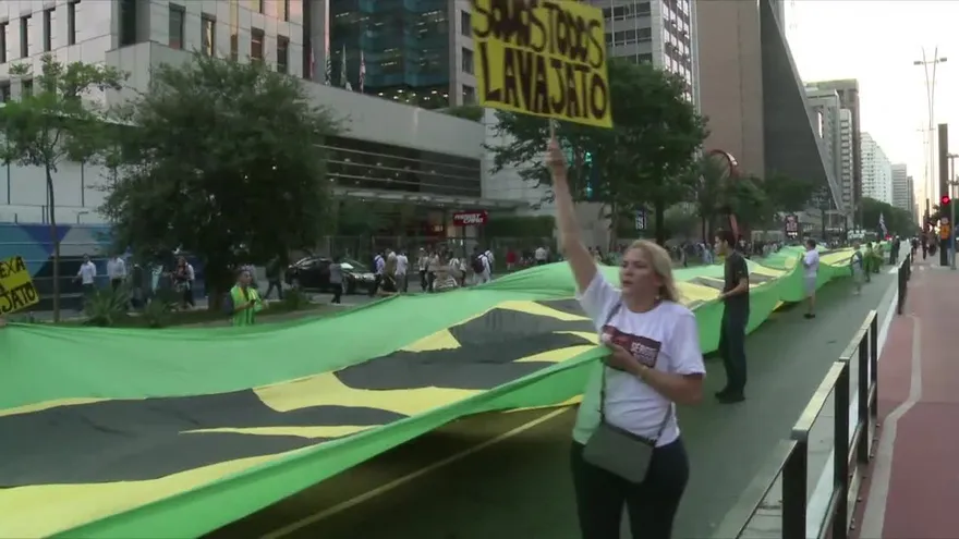 Marchan en Sao Paulo contra la corrupción en Brasil