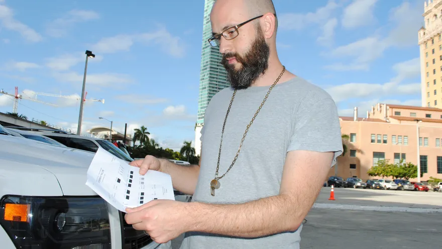 Steve Parker, artista creador de "Traffic Jam" (Embotellamiento), lee las indicaciones de la música creada con los autos .