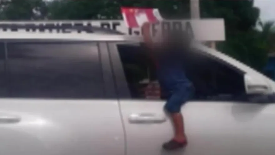 Niño cuelga de ventana en auto en movimiento