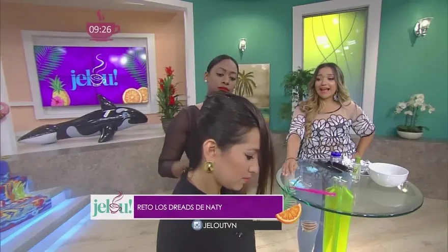 A nuestra presentadora le hicieron can rolles en vivo y cambió de look