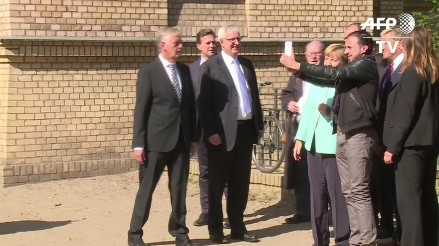 Refugiados se hacen selfis con Merkel
