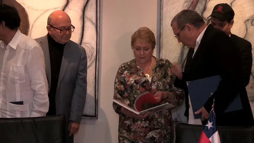 Bachelet arranca visita oficial a Cuba en reunión con artistas de la isla