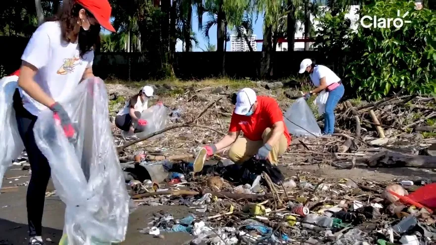 Claro realiza jornada de limpieza de playas en el día del voluntariado