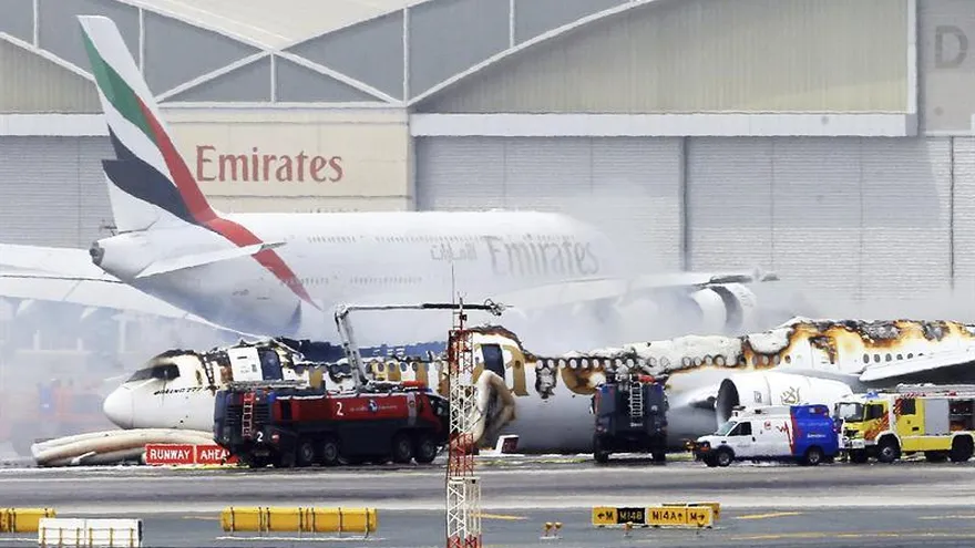Vista del avión de la compañía Emirates Airlines procedente de la India tras sufrir un accidente al aterrizar en el Aeropuerto Internacional de Dubái, Emiratos Árabes Unidos, hoy.