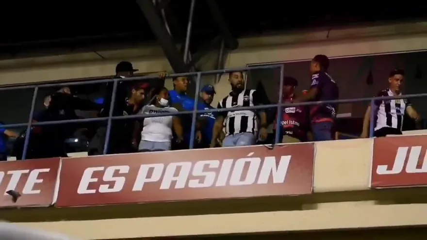 Fanáticos de Plaza Amador y Tauro protagonizan hechos violentos en el Clásico Nacional