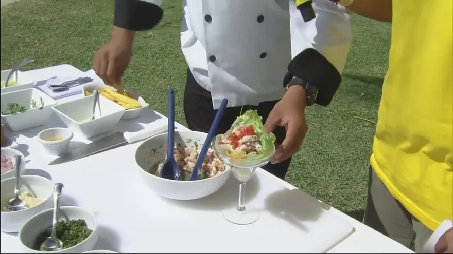 Ceviche de camarones con chips de plátano