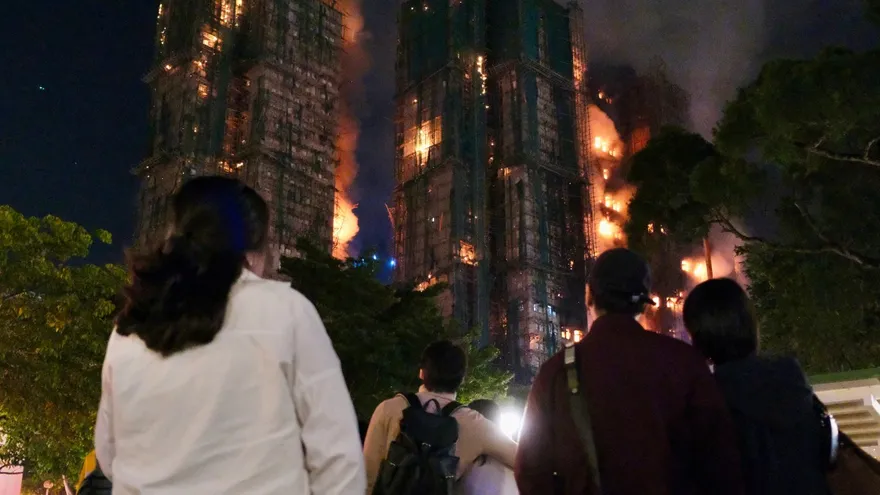 El incendio en el complejo residencial de Hong Kong.