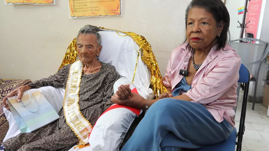 Rosario Martínez Rodríguez Delgado, conocida como la “Abuela Chayito” tiene 108 años de edad y es una de las beneficiarias más longevas del programa 120 a los 65.