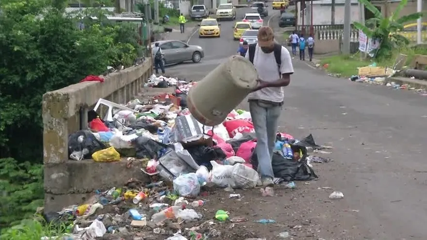 La basura inunda puente en Nueva Libia; llegan camiones recolectores