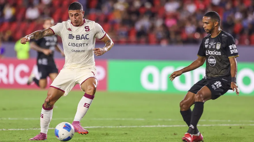 Acción del partido entre CAI y Deportivo Saprissa en la Copa Centroamericana