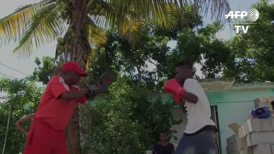 Ex campeón olímpico enseña a sus pupilos boxeo de antaño
