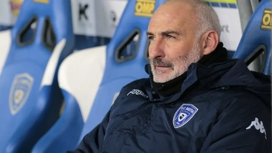 El entrenador del Bastia acusa a Balotelli de insultar a su madre.