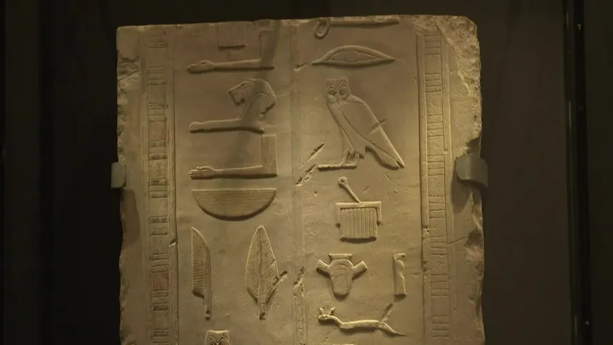 Los emojis, una pista clave para entender los jeroglíficos en un museo de Israel