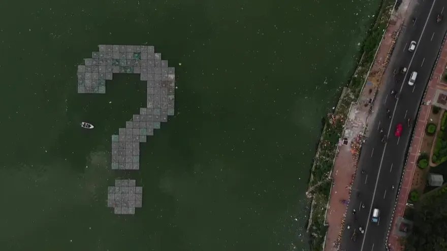 ¿Por qué hay un enorme signo de interrogación en un lago de la India