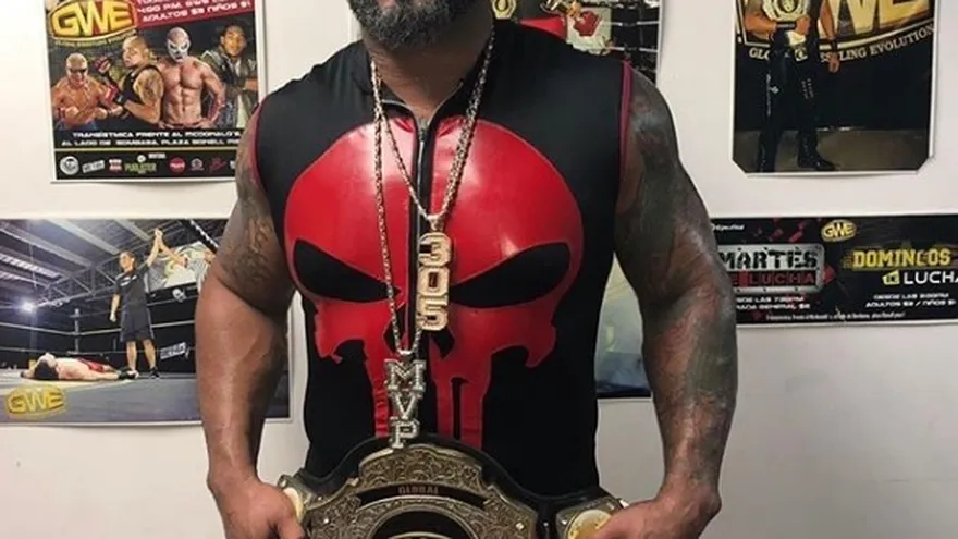 MVP con el cinturón de campeón