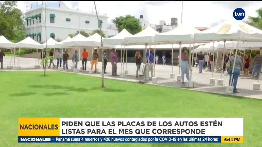 Quejas en la entrega de placas