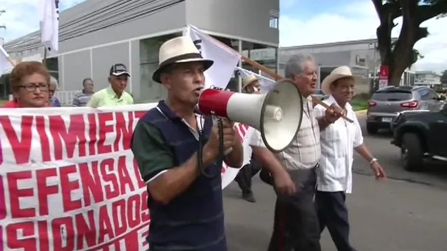 Jubilados molestos por falta de pago del gobierno