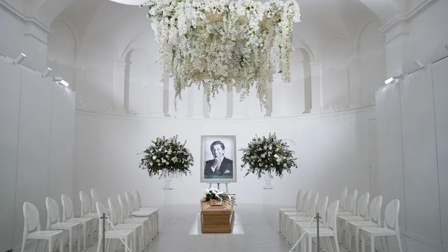 Capilla ardiente donde velan los restos del diseñador italiano Valentino.