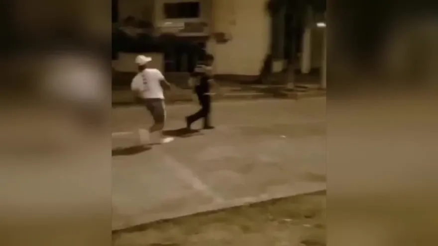 Pérdida de valores y repudio, las reacciones al caso del menor que patea a un adulto