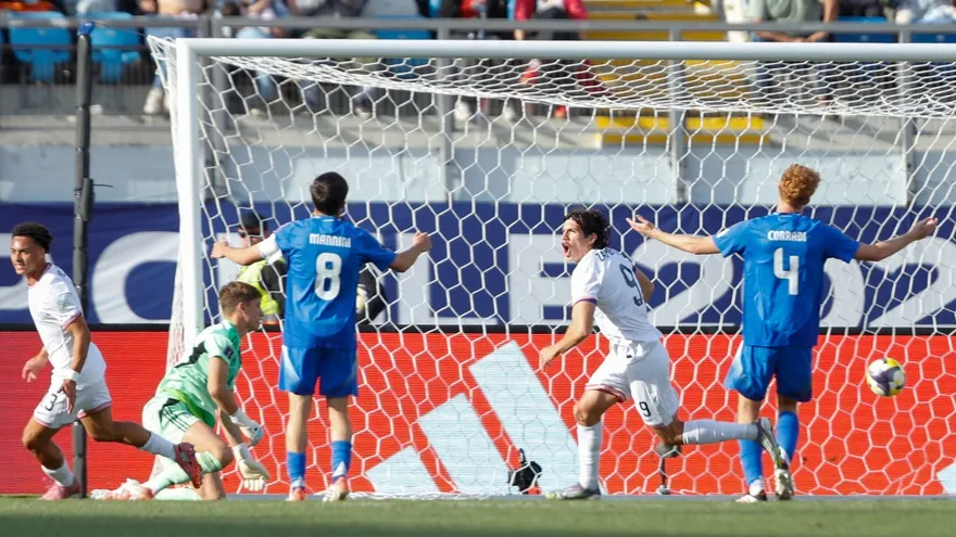 Jugadores de la Selección Sub-20 de Estados Unidos celebran un gol ante el desconcierto de su contraparte de Italia