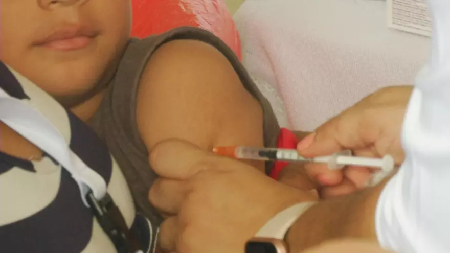 Una enfermera coloca una vacuna contra la hepatitis. Imagen con fines ilustrativos.