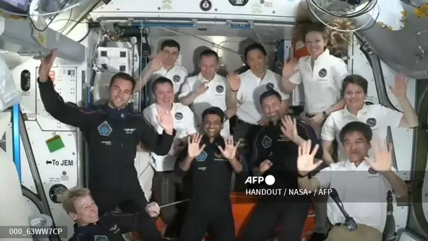 Astronautas dentro de la cápsula de SpaceX retornan a la Tierra.
