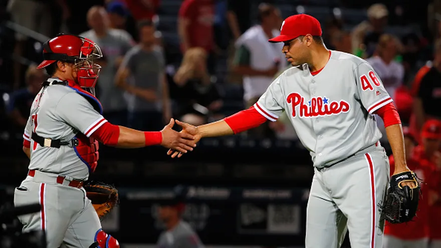 Carlos "Calicho" Ruiz (i) felicita al relevista Jeanmar Gómez (d)