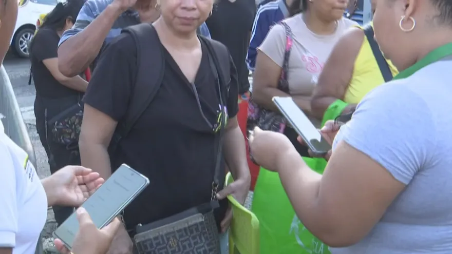 Personal del IMA recibe a consumidores para escanear el código QR de su cédula de identidad personal